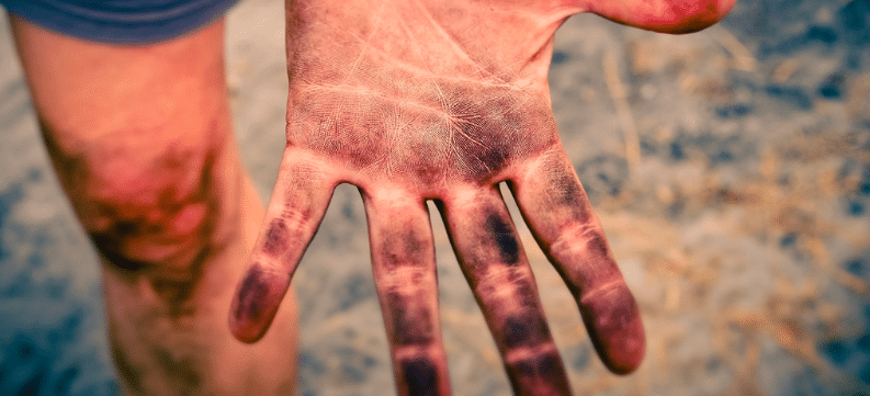 poussière sur les mains