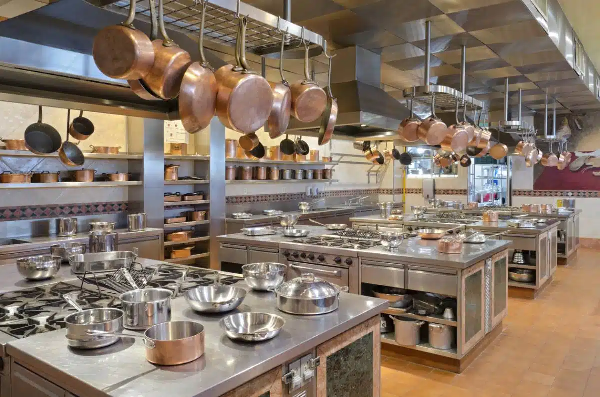 Ustensiles de cuisine en inox et matériel de cuisson