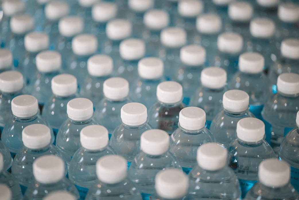 Série de bouteilles d'eau en plastique