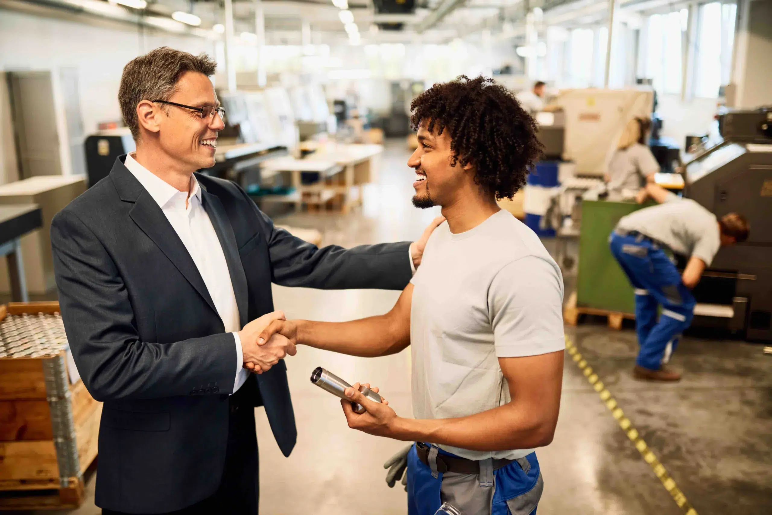 happy-manager-shaking-hands-with-african-american-factory-worker-industrial-building-compressed Partenariat