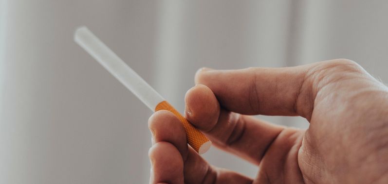 Main qui tient une cigarette