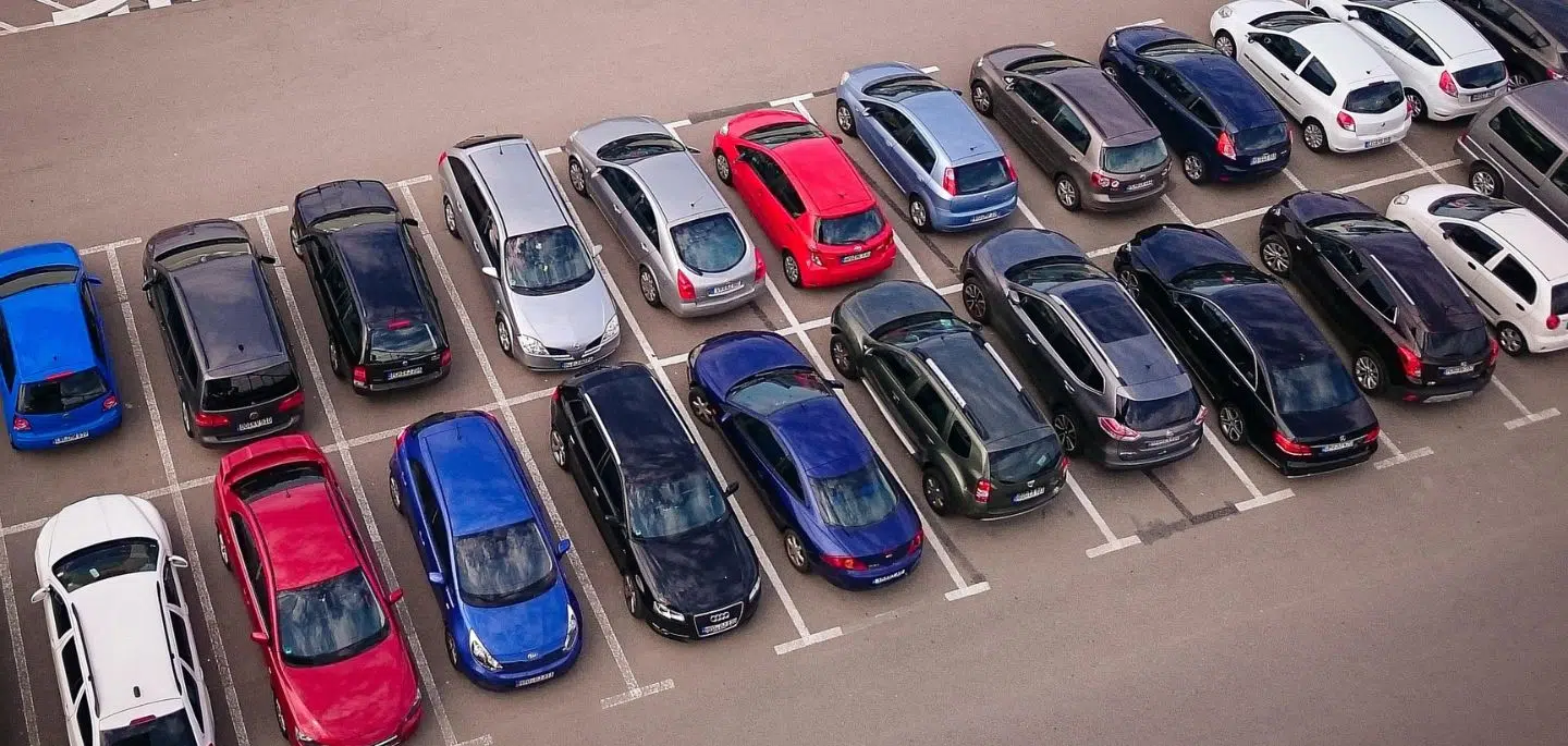Image présentant des voitures sur un parking