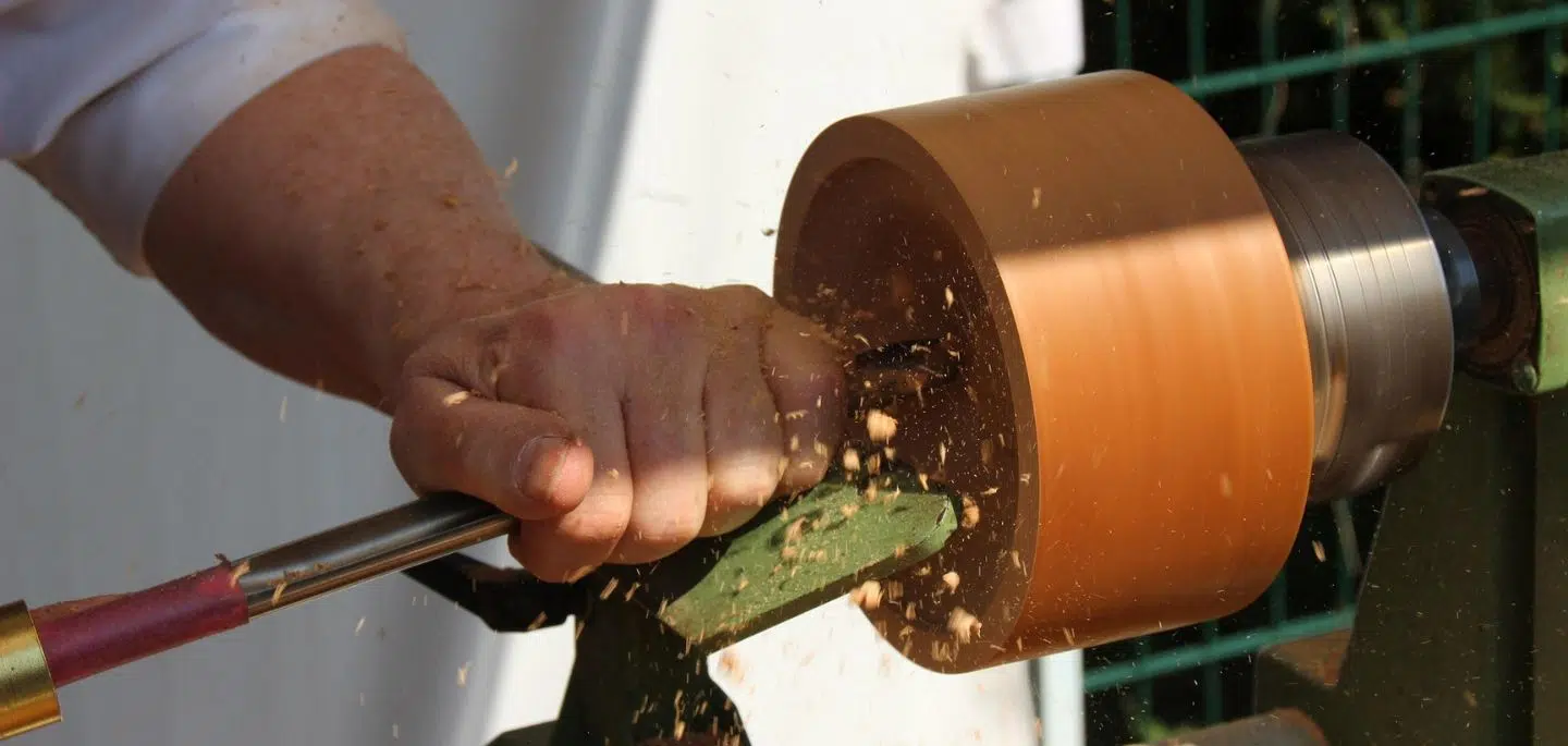 Cette image décrit une personne travaillant le bois