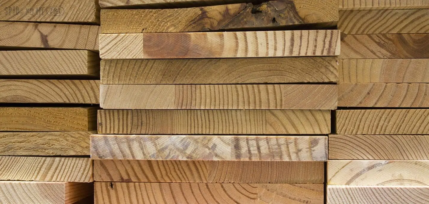 Planches en bois industrielles empilées