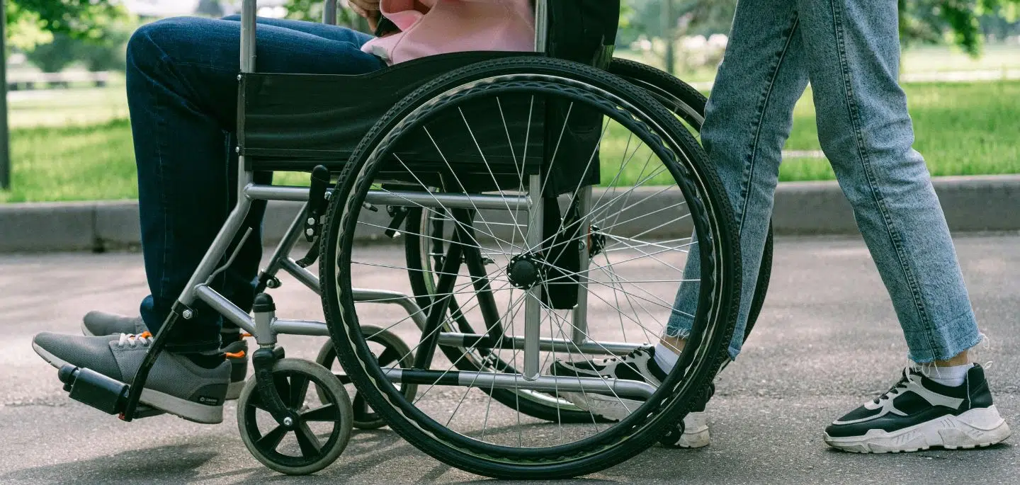Une personne en fauteuil roulant