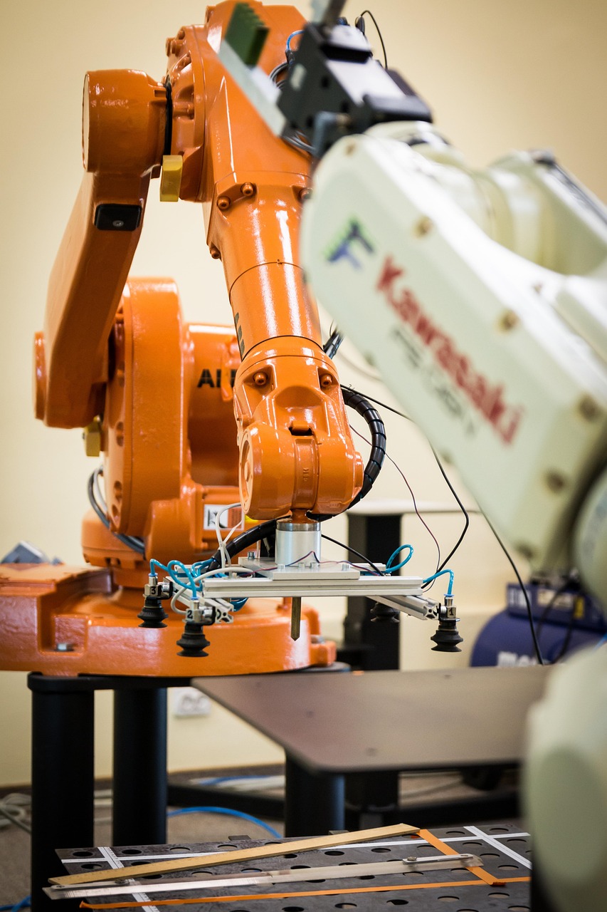 Robot industriel bras articulé Bras robotisé industriel orange en action sur une ligne de production
